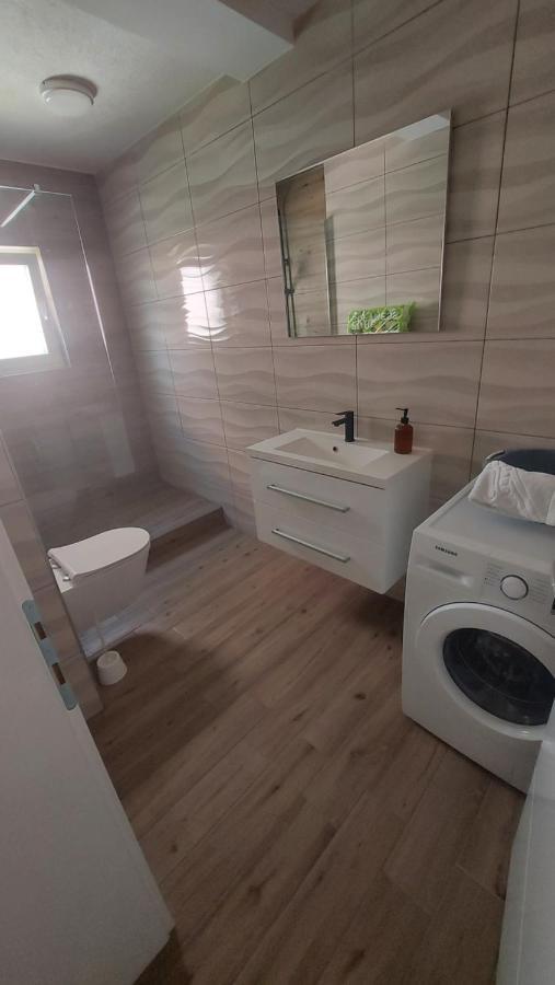 Apartmani Mlinar - Two Bedroom Apartment With Seaview Гребащиця Екстер'єр фото